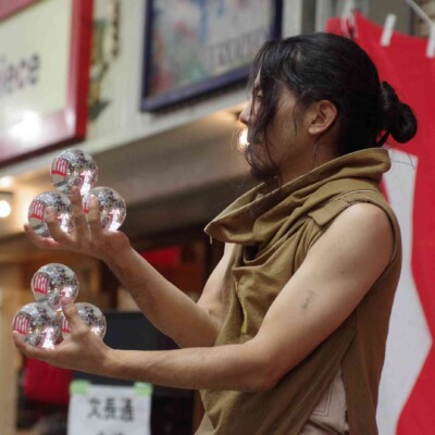 大須大道町人祭の火付盗賊おこたんぺのコンタクトジャグリング