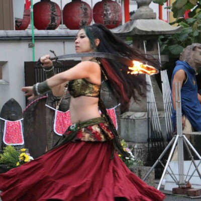 大須大道町人祭の火付盗賊の大道芸でベリーダンス