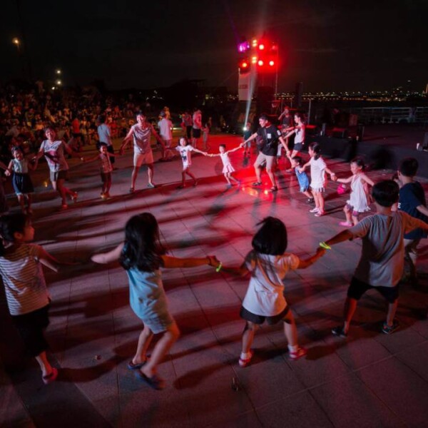 韓国のファイアーフェスティバルで遊ぶ子供たち
