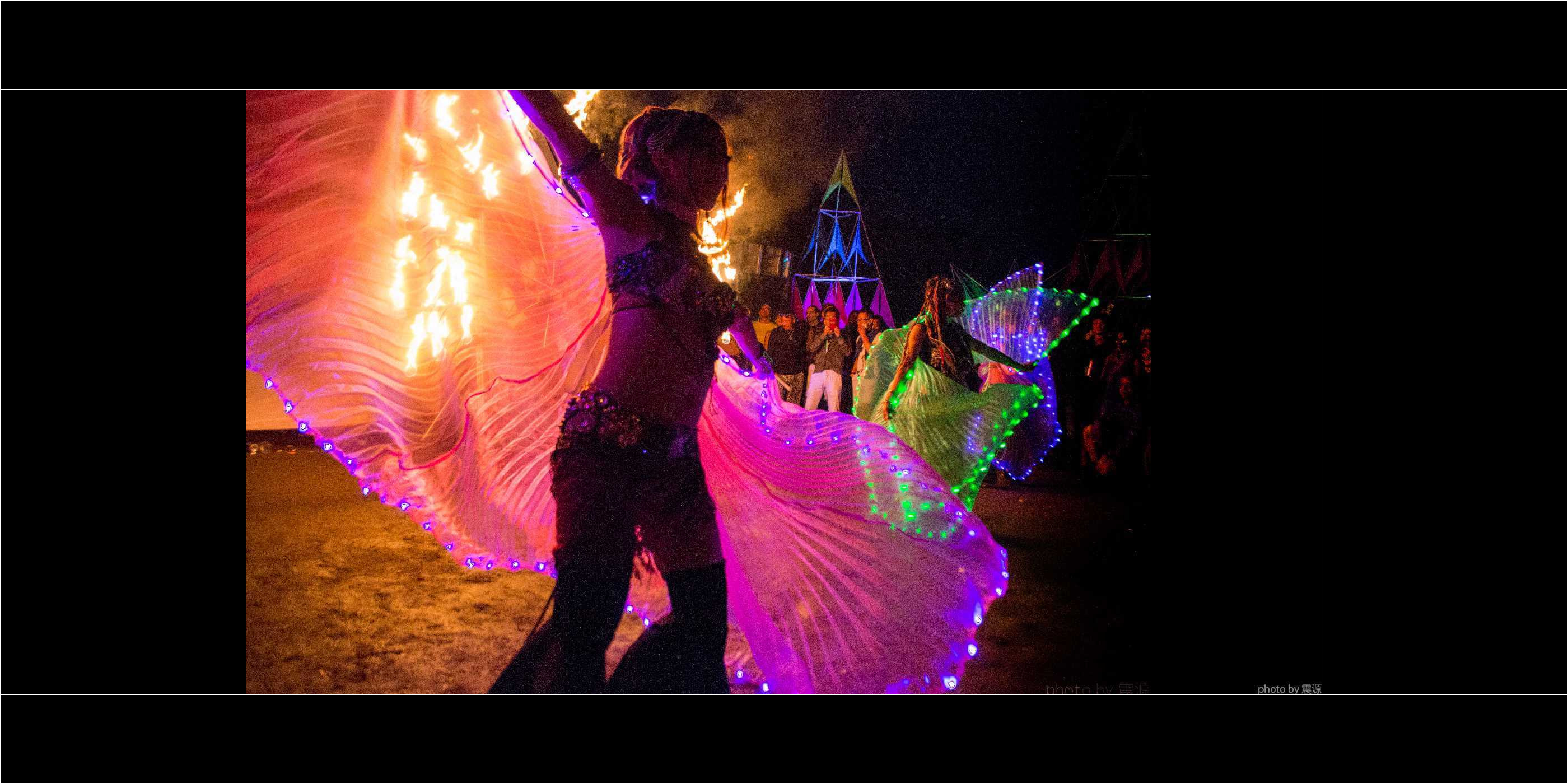 火付盗賊の光る羽ダンス