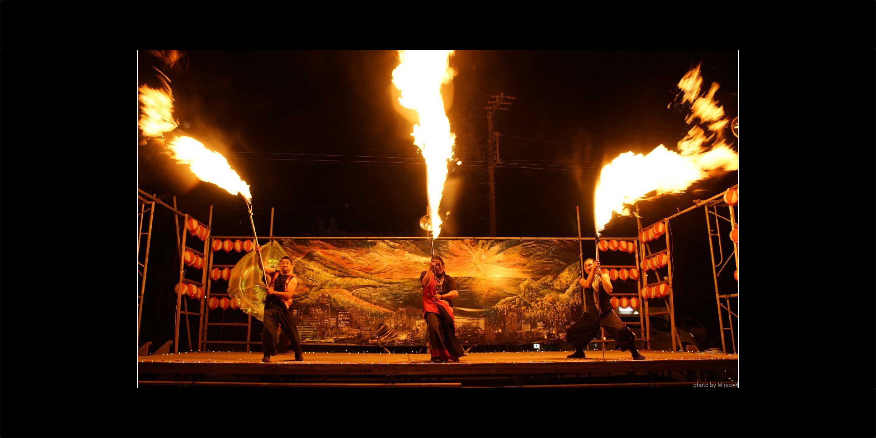 お祭りでのファイアーパフォーマンスの火柱