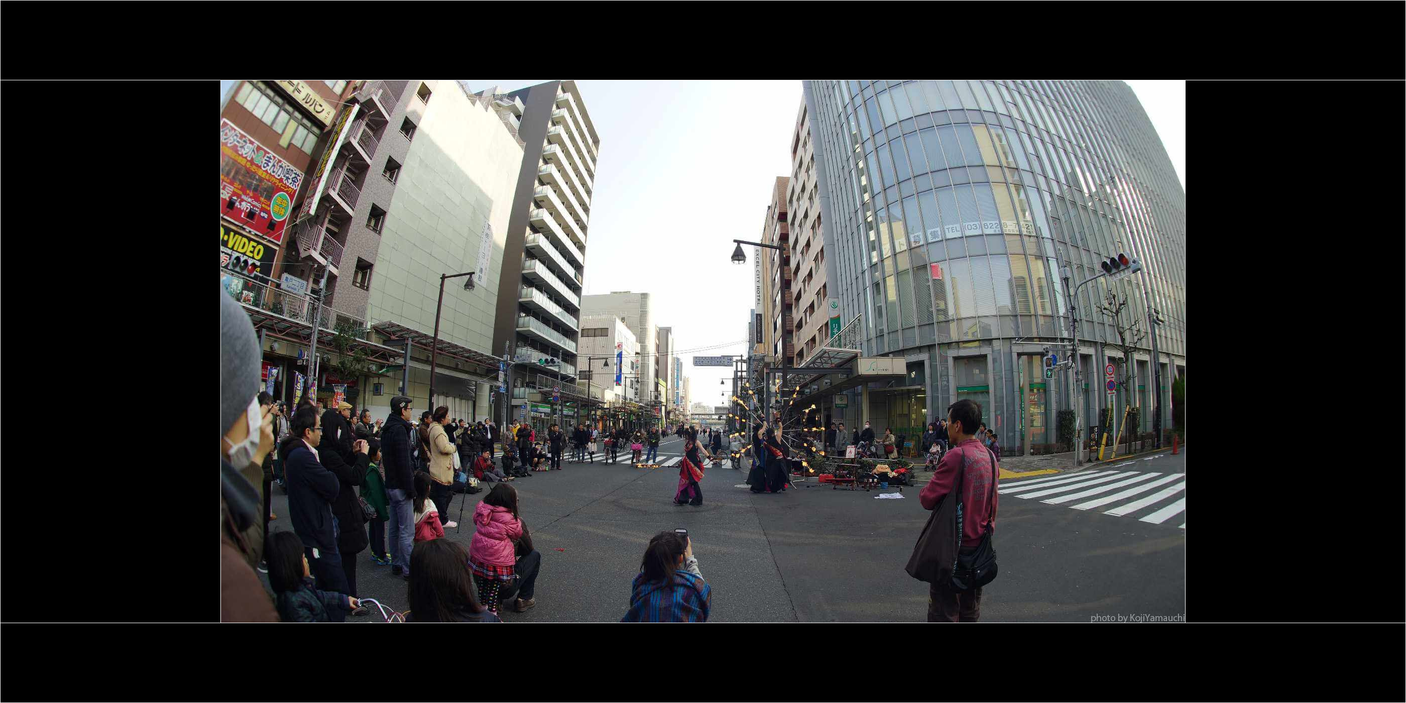 火付盗賊が亀戸駅前で大道芸