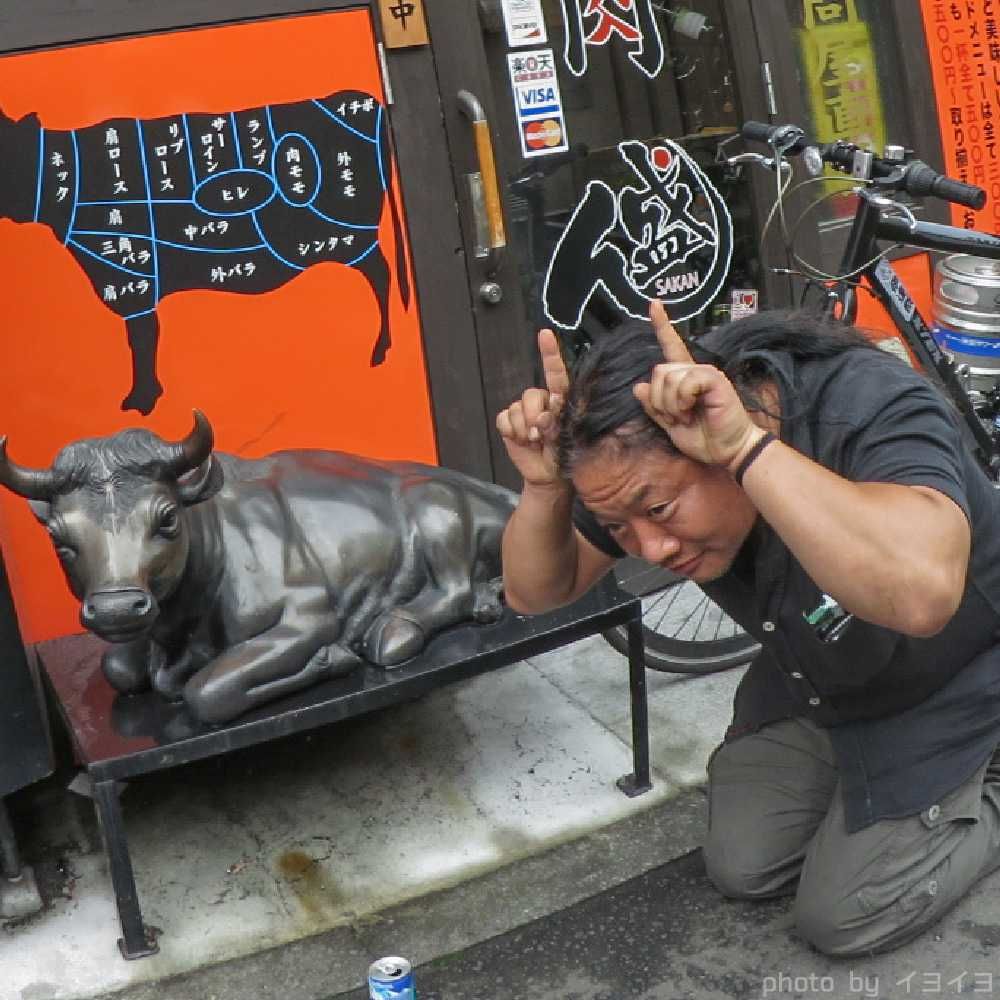 牛のマネをするおじさん