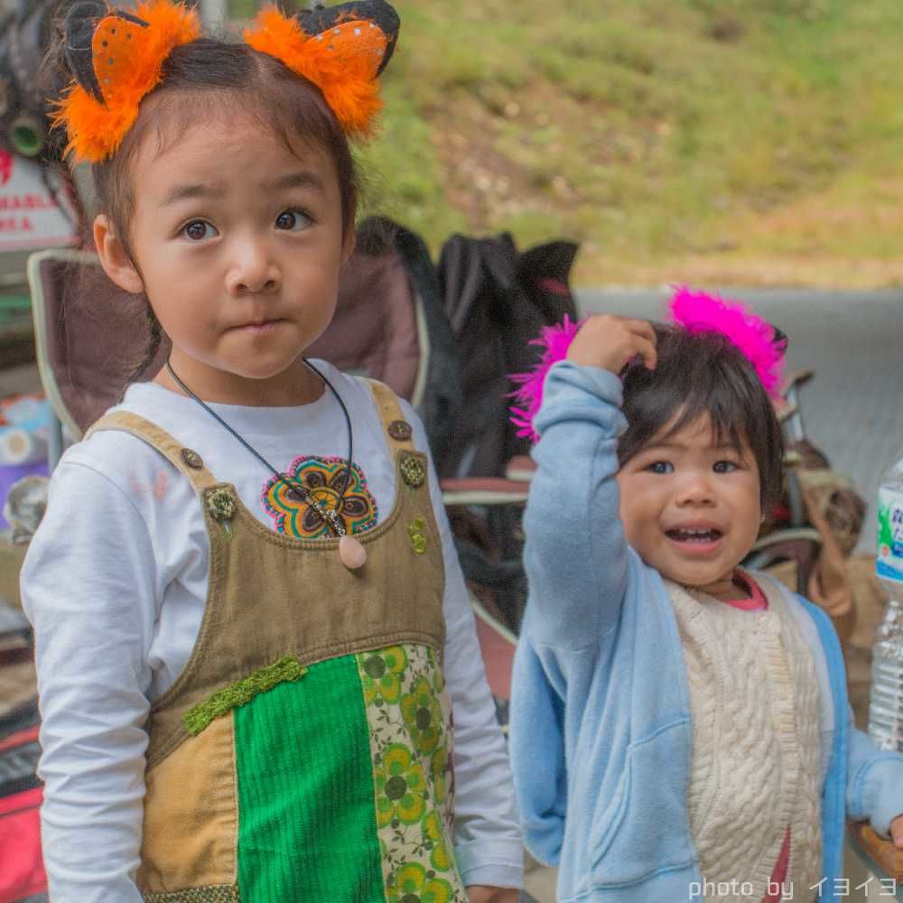 アウトドアフェス会場で遊ぶパフォーマーの子供たち