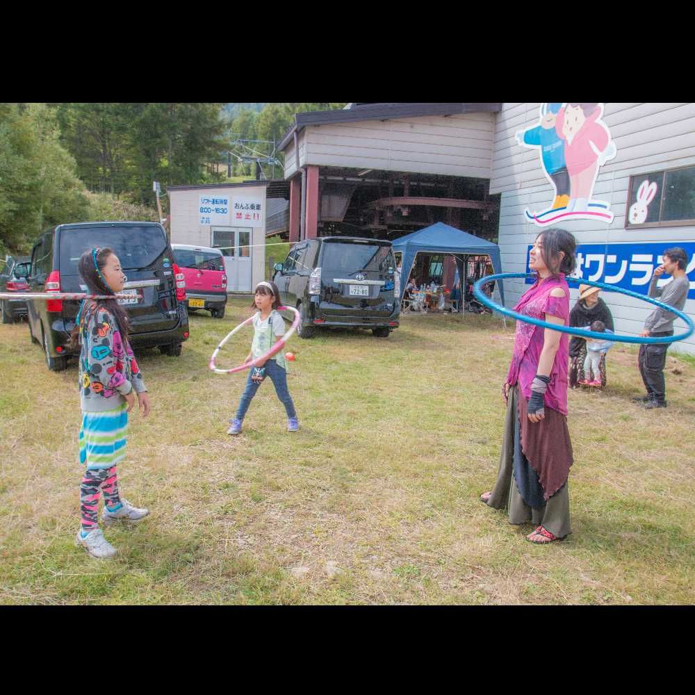 アウトドアフェス会場でフラフープのレッスン