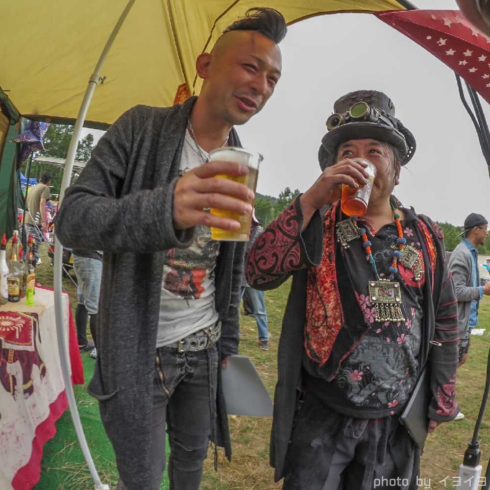 ビールをのむアウトドアフェスのオーガナイザー