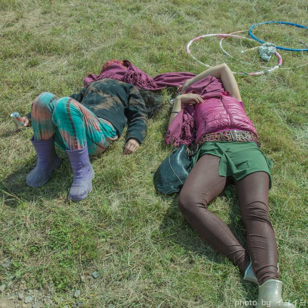 アウトドアフェス会場ので遊び疲れて眠るパーティピーポー