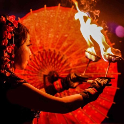 フィリピンセブ島の盆まつりで火付盗賊パフォーマンス