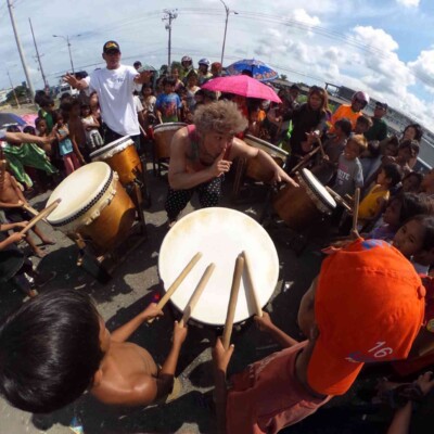 セブ島のスラム街でGocooの太鼓ワークショップ