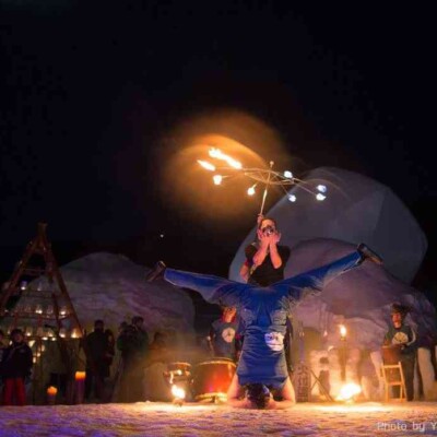地面はもちろん雪。上にボールと火。 宝台樹スキー場の雪祭りで火付盗賊ファイアーショー