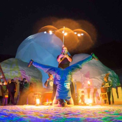 雪の上で倒立するヨガマスター変態寛太 宝台樹スキー場の雪祭りで火付盗賊ファイアーショー