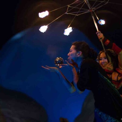 手がかじかんで感覚がないってブツブツ言ってる人 宝台樹スキー場の雪祭りで火付盗賊ファイアーショー