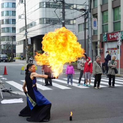 昼でも見えるバーンアウト。通行人が足を止めます 亀戸大道芸火付盗賊パフォーマンス