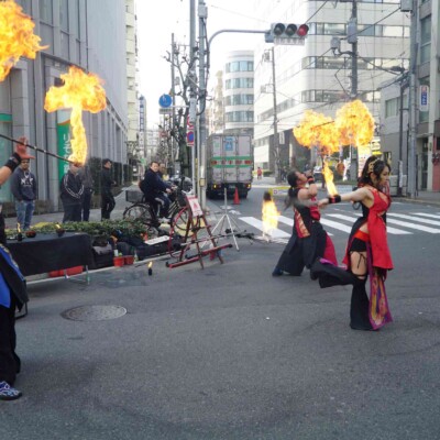 りそな銀行の前で炎上です 亀戸大道芸火付盗賊パフォーマンス