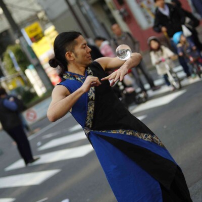 おこたんぺのコンタクトジャグリング 亀戸大道芸火付盗賊パフォーマンス