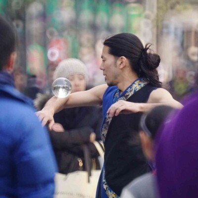 おこたんぺのコンタクトジャグリング 亀戸大道芸火付盗賊パフォーマンス