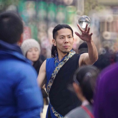 おこたんぺのコンタクトジャグリング 亀戸大道芸火付盗賊パフォーマンス