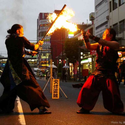 亀戸駅前でファイアー大道芸