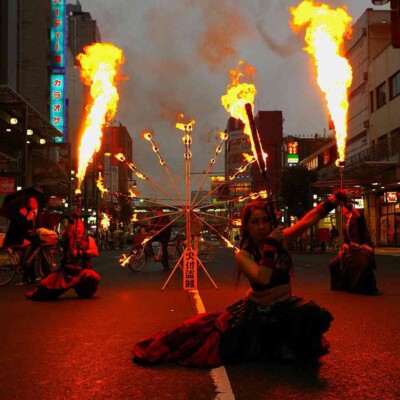 亀戸駅前でファイアー大道芸