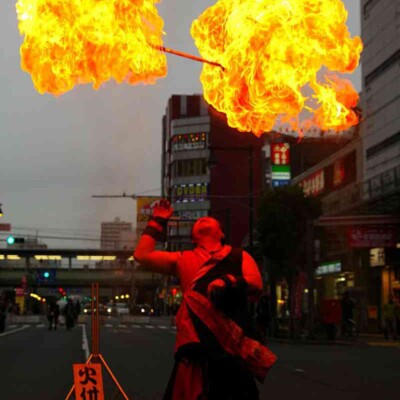 亀戸駅前でファイアー大道芸