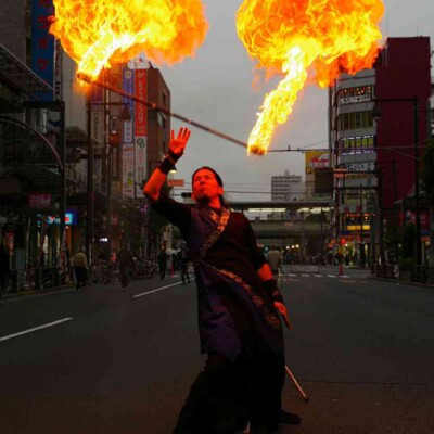 亀戸駅前でファイアー大道芸