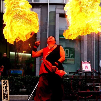 亀戸駅前でファイアー大道芸