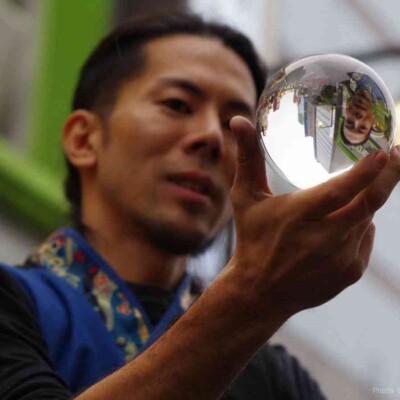 おこたんぺのコンタクトジャグリング 亀戸駅前でファイアー大道芸