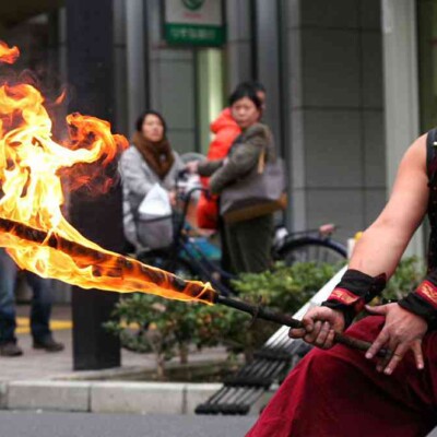 亀戸駅前でファイアー大道芸