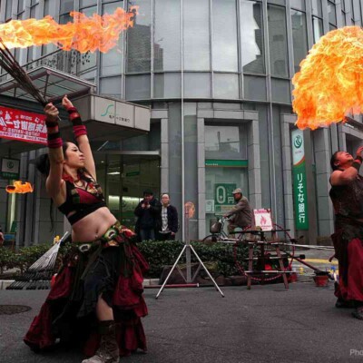 亀戸駅前でファイアー大道芸