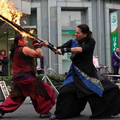 亀戸駅前でファイアー大道芸