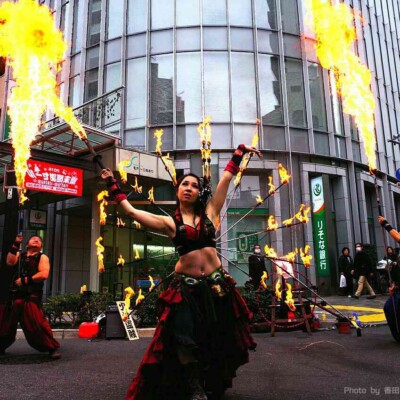 亀戸駅前でファイアー大道芸