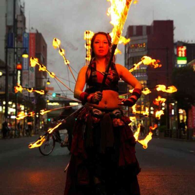 亀戸駅前でファイアー大道芸