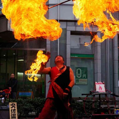 亀戸駅前でファイアー大道芸