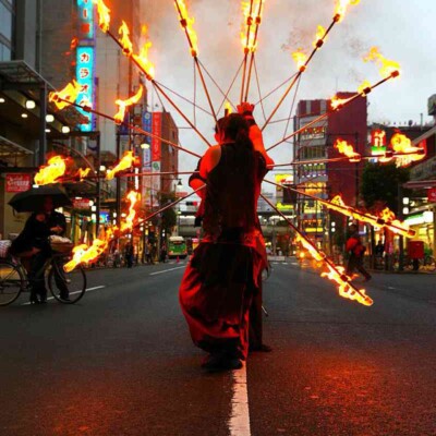 亀戸駅前でファイアー大道芸