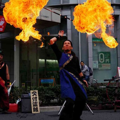 ファイアースタッフバーンアウト 亀戸駅前でファイアー大道芸