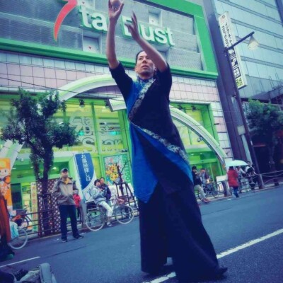 おこたんぺのコンタクトジャグリング 亀戸駅前でファイアー大道芸