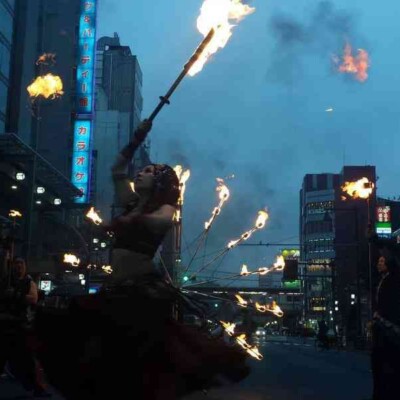 亀戸駅前でファイアー大道芸