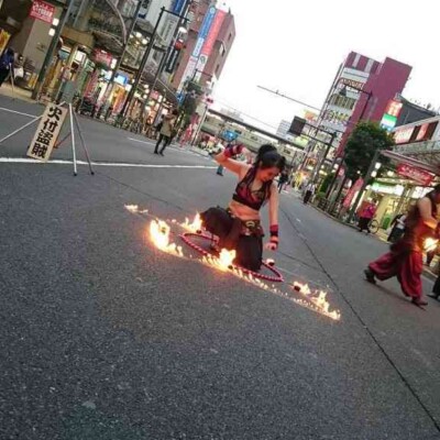 亀戸駅前でファイアー大道芸