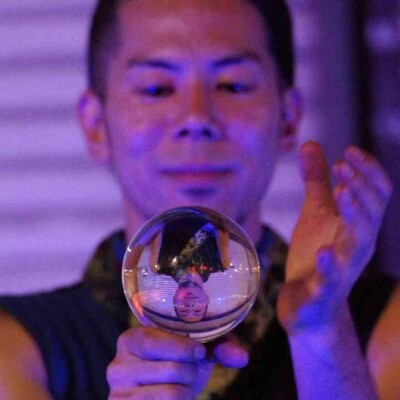 おこたんぺのコンタクトジャグリング 亀戸大道芸 金曜屋台村での火付盗賊ファイアーパフォーマンス