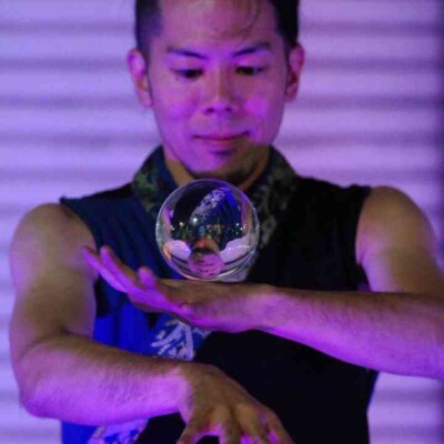 おこたんぺのコンタクトジャグリング 亀戸大道芸 金曜屋台村での火付盗賊ファイアーパフォーマンス