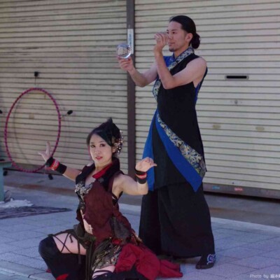 おこたんぺのコンタクトジャグリング 亀戸大道芸 金曜屋台村での火付盗賊ファイアーパフォーマンス