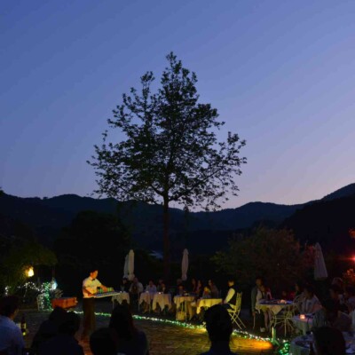 ローズガーデンでジャグリングショー