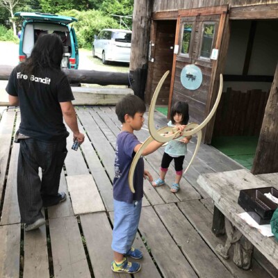 武幻で遊ぶ子供たち