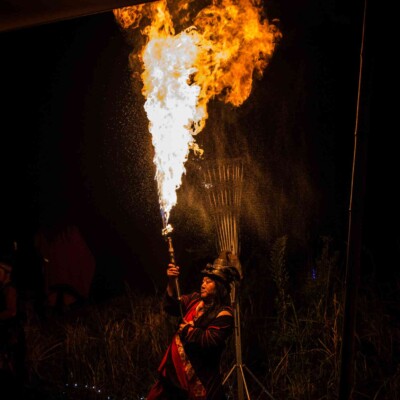 アウトドアフェスで火付盗賊のファイアーパフォーマンス