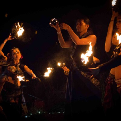 おこたんぺのコンタクトジャグリング アウトドアフェスで火付盗賊のファイアーパフォーマンス