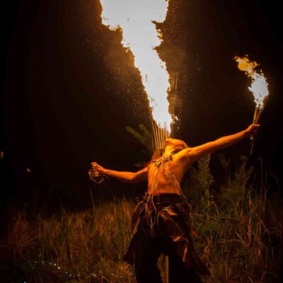 火吹き アウトドアフェスで火付盗賊のファイアーパフォーマンス