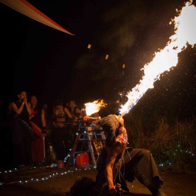 火吹き アウトドアフェスで火付盗賊のファイアーパフォーマンス