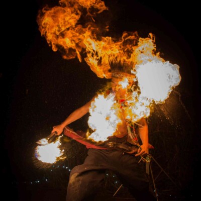 火吹き アウトドアフェスで火付盗賊のファイアーパフォーマンス