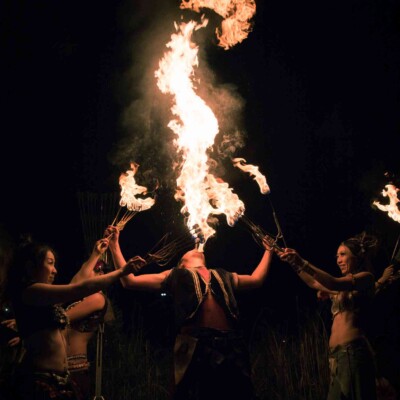 火吹き アウトドアフェスで火付盗賊のファイアーパフォーマンス