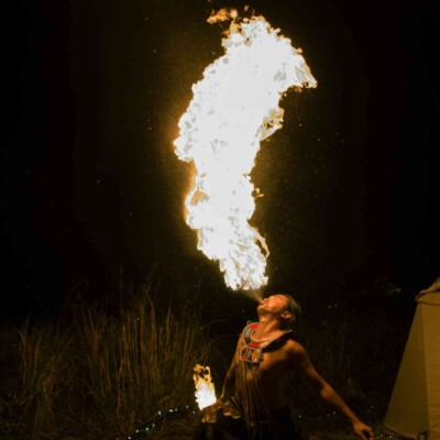 火吹き アウトドアフェスで火付盗賊のファイアーパフォーマンス